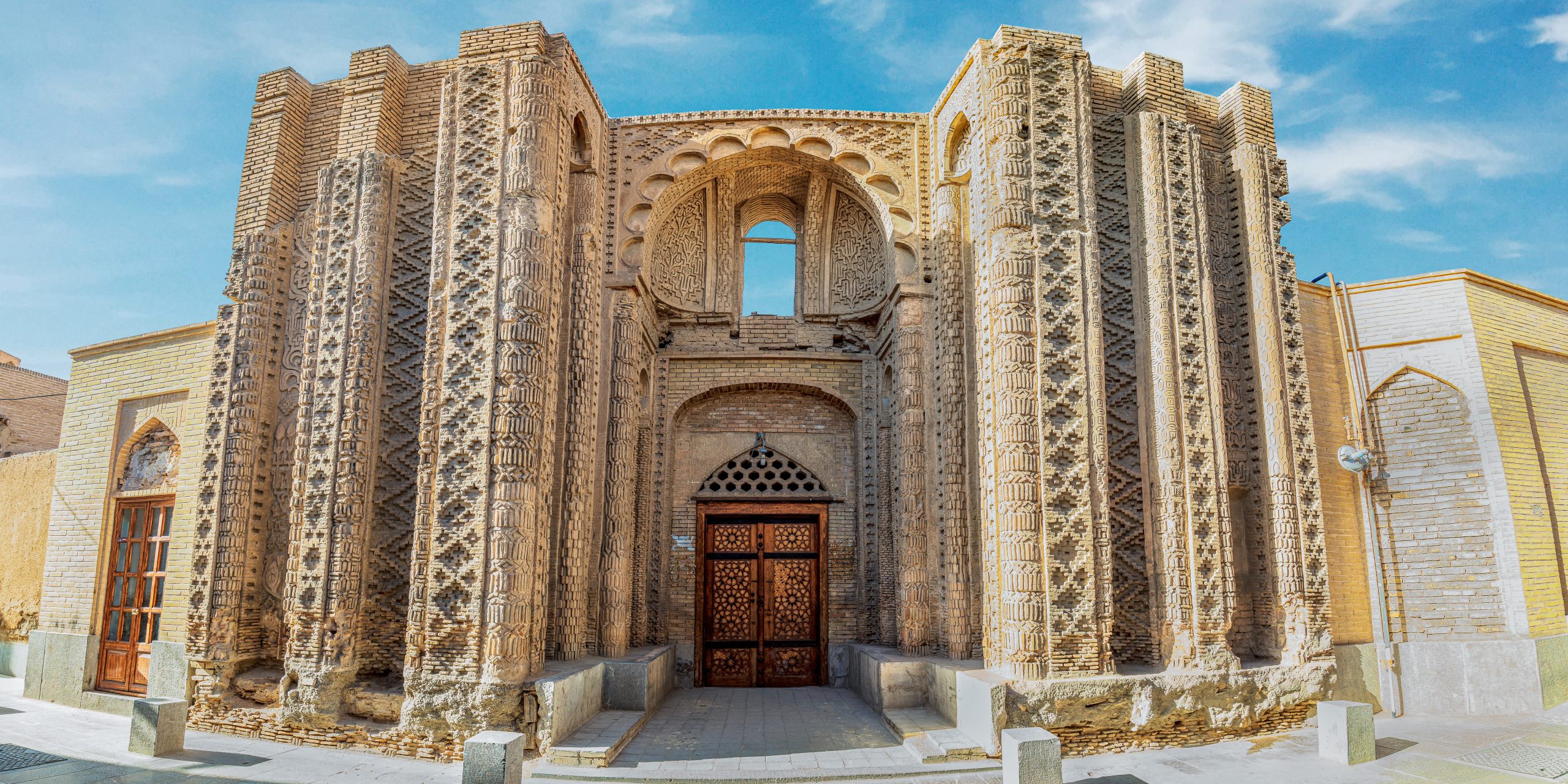 عين على إيران.. مسجد "الحكيم" التاريخي  في إصفهان"