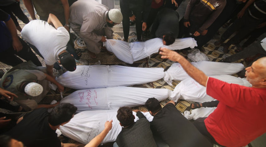 دفن عشرات الشهداء بمقبرة جماعية في مدينة غزة