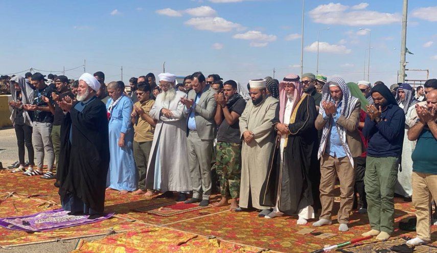 عراقيون يقيمون صلاة الجمعة على الحدود الاردنية نصرة لغزة