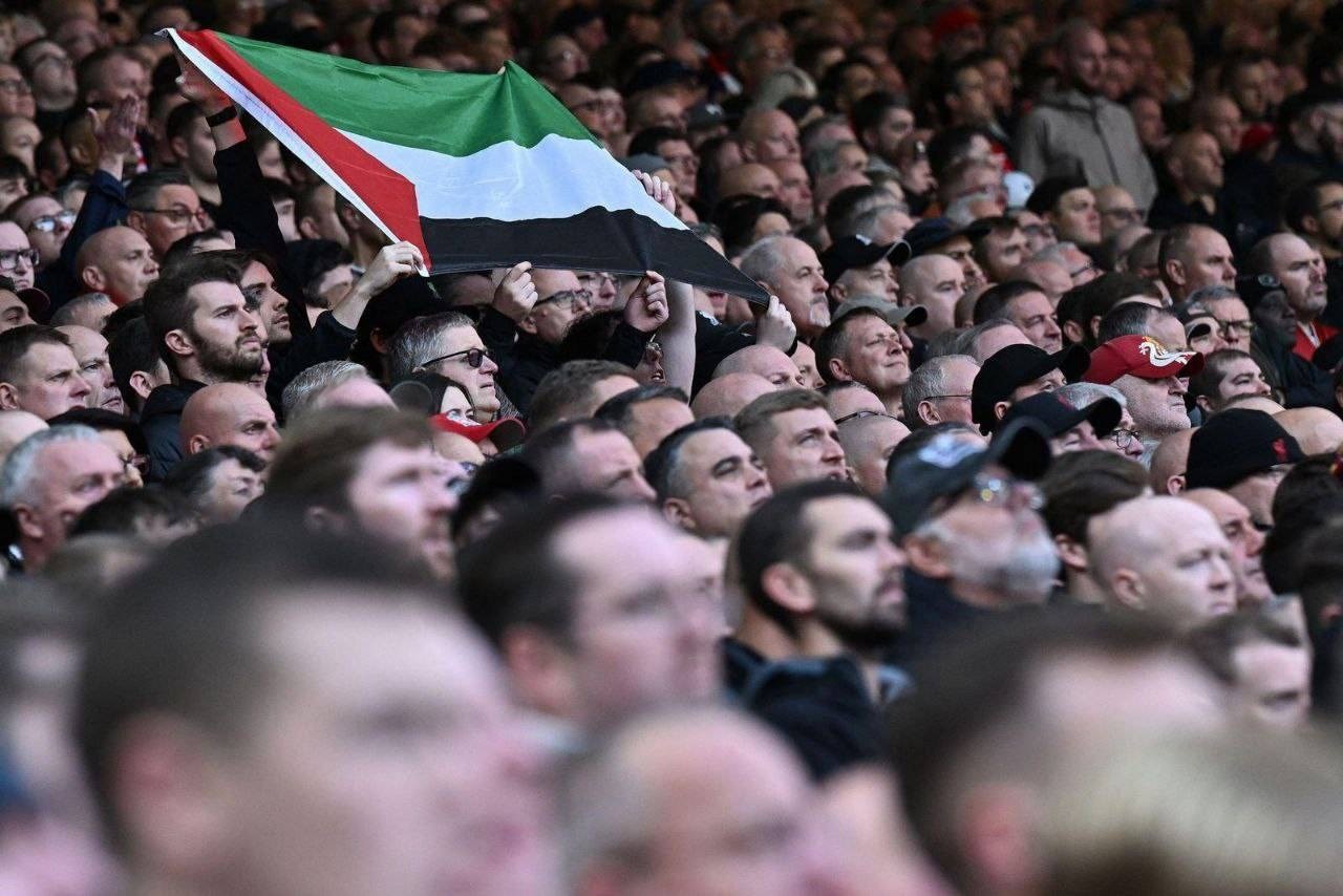 جماهير ليفربول تدعم فلسطين في الدوري الإنجليزي