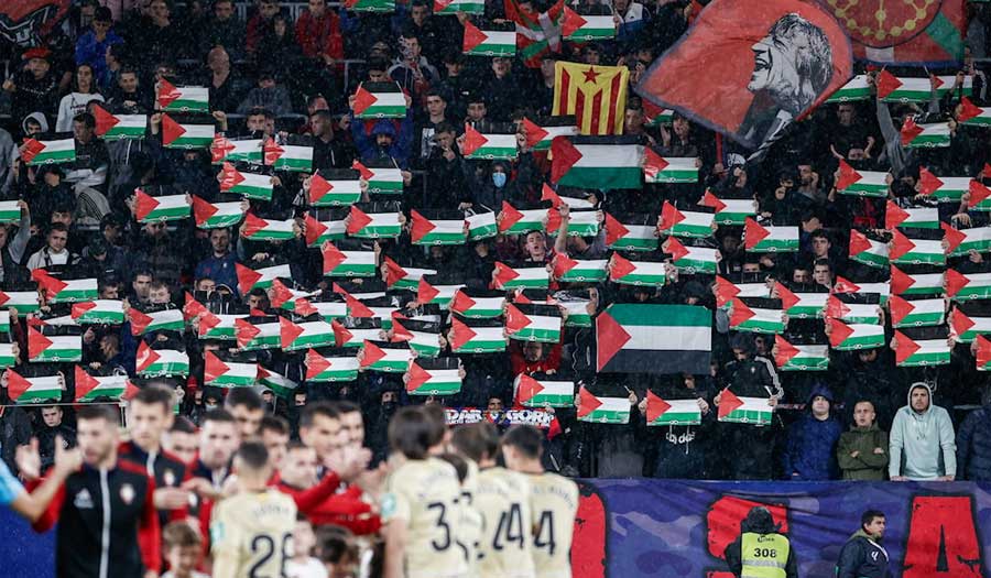 جماهير نادي أوساسونا تتضامن مع فلسطين 
