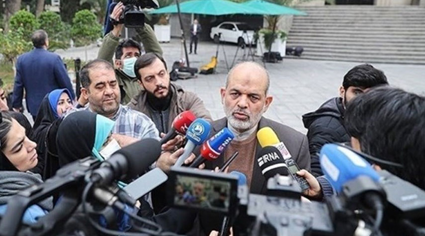وزير الداخلية الإيراني يؤكد ضرورة مغادرة المهاجرين غير القانونيين