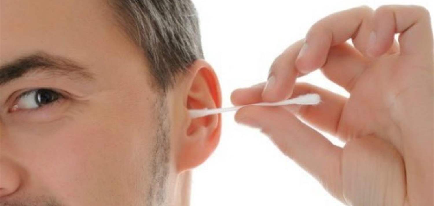 لماذا يحذر الخبراء من استخدام أعواد القطن لتنظيف الأذن؟
