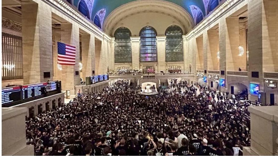 احتجاج ليهود أمريكيين بمحطة قطارات نيويورك على قصف غزة