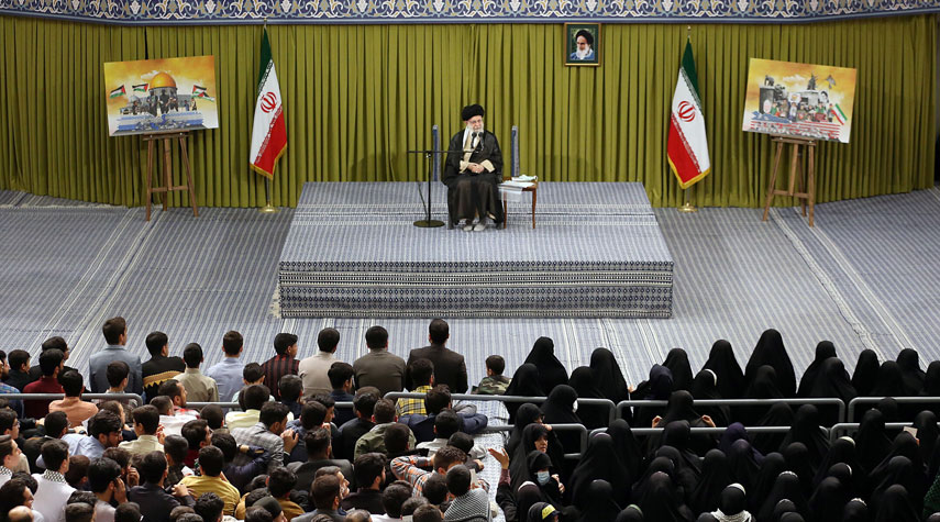 قائد الثورة الإسلامية يتسقبل حشداً غفيراً من الأساتذة والطلاب
