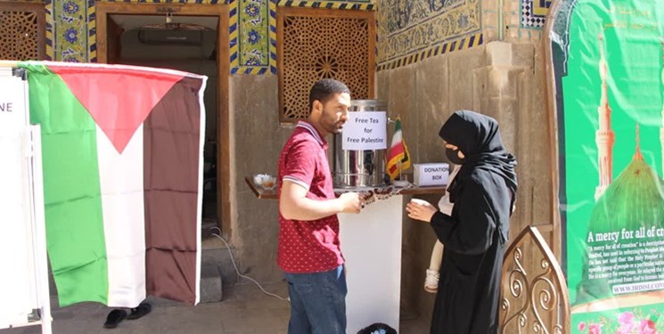 السياح الأجانب في ايران يدعمون غزة وفلسطين + صور