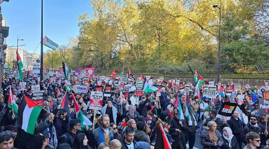 مئات الآلاف يتظاهرون في بريطانيا إسناداً لغزة وتنديداً بجرائم الإحتلال