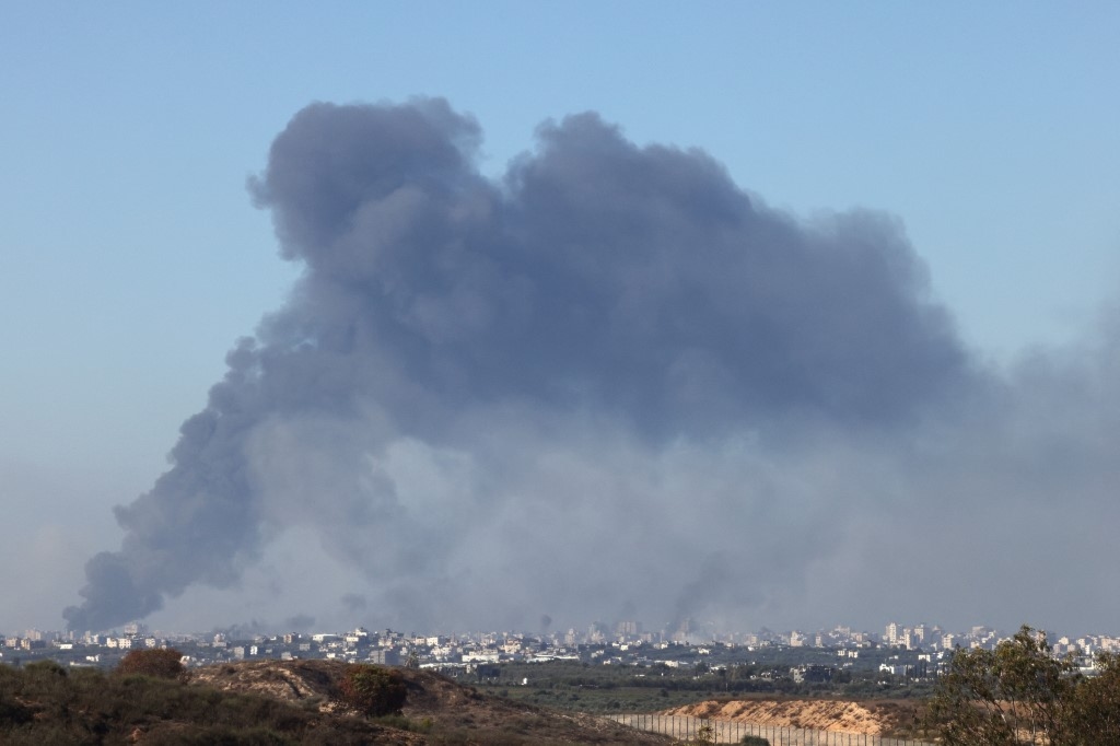 الاحتلال الصهيوني يقصف مبنى بلدية غزة وشاحنة تقلّ نازحين