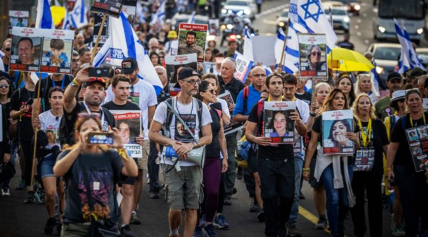 عشرات الآلاف من عائلات الأسرى يتظاهرون في تل أبيب