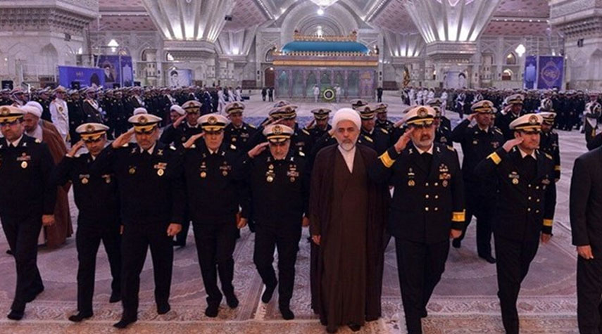 قادة سلاح البحر في الجيش الإيراني يجددون العهد مع مبادئ الإمام الخميني (رض)