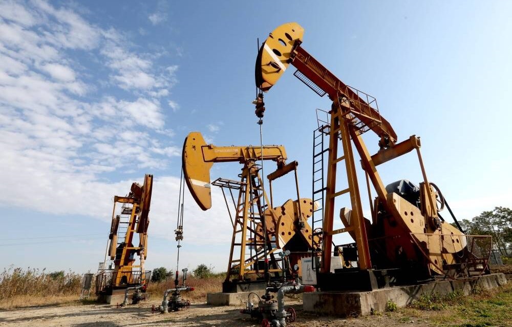 النفط يحقق أول مكاسب أسبوعية منذ أكثر من شهر