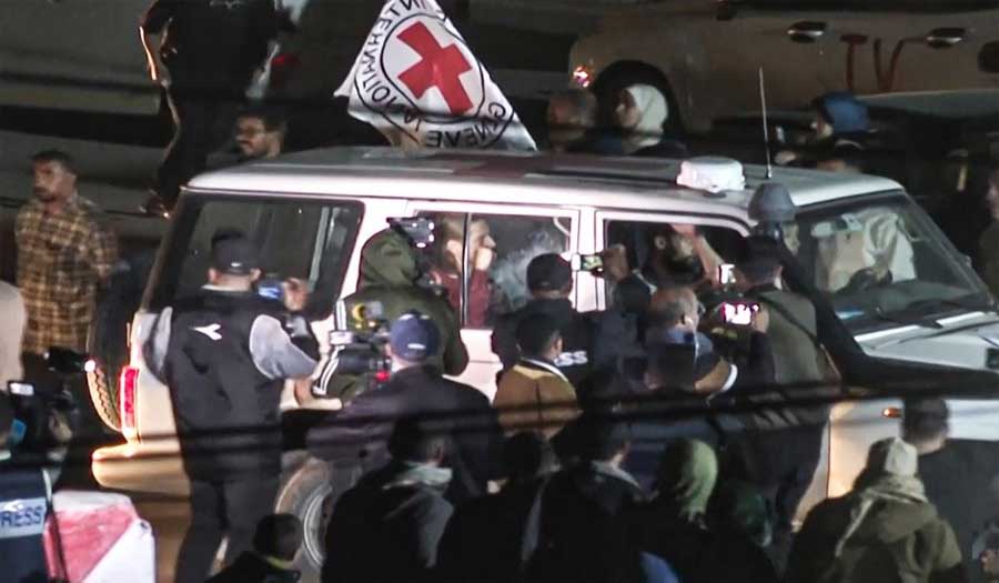 القسام تسلم الدفعة الرابعة من المحتجزين للصليب الأحمر