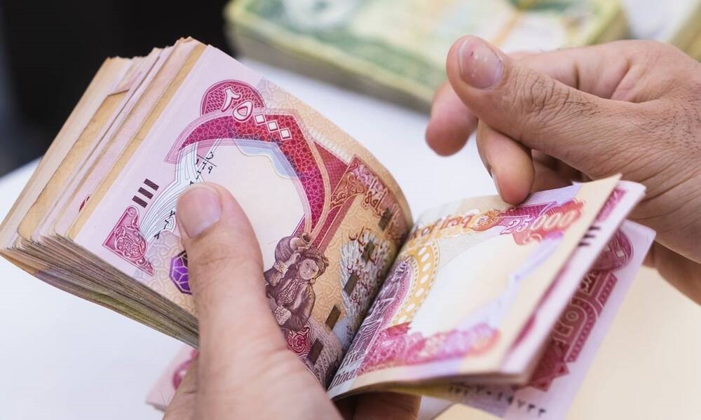 مصرف عراقي يعلن المباشرة بتوزيع رواتب المتقاعدين