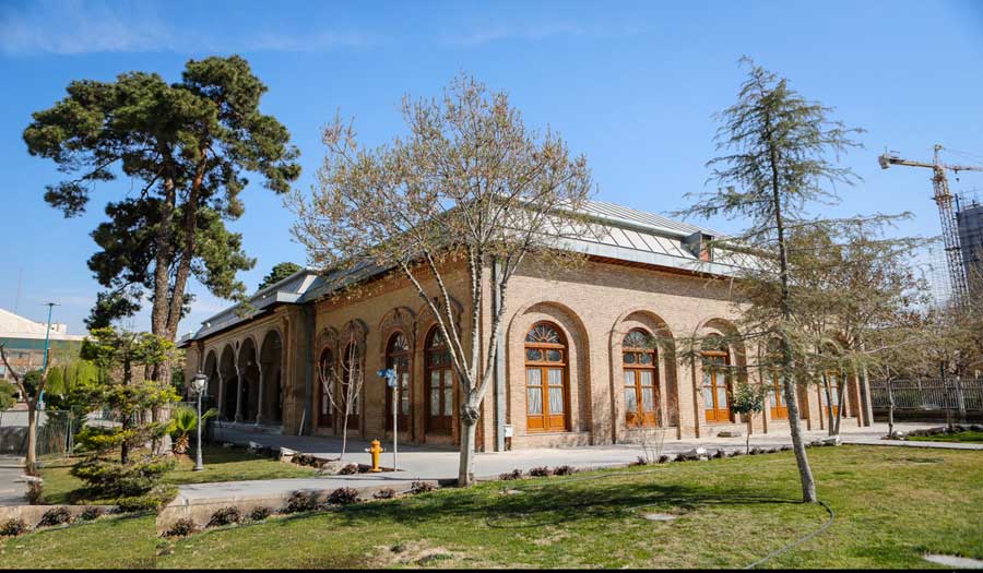 مكتبة البرلمان الإيراني تختزن آلاف المخطوطات والوثائق 