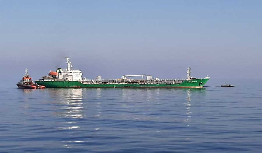 إيران تحتجز سفينتين تهرّبان شحنة كبيرة من الوقود