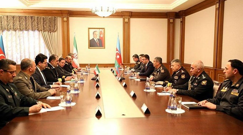 قائد بحرية الجيش الإيراني يلتقي وزير الدفاع الأذربيجاني في باكو
