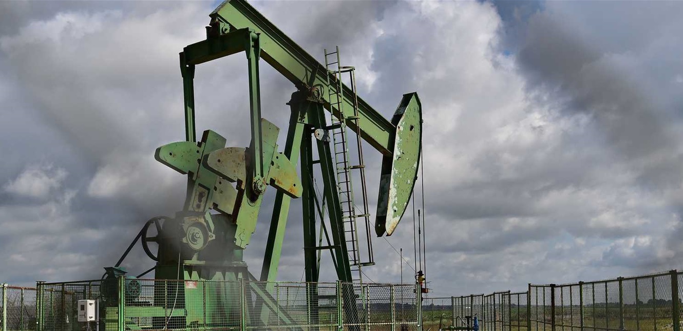 النفط يختتم أطول سلسلة انخفاضاته الأسبوعية 