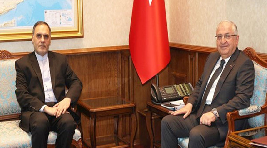 السفير الإيراني يلتقي وزير الدفاع التركي