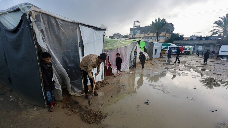 الأمطار الغزيرة تزيد معاناة النازحين ومخاوف تفشي الأمراض في قطاع غزة