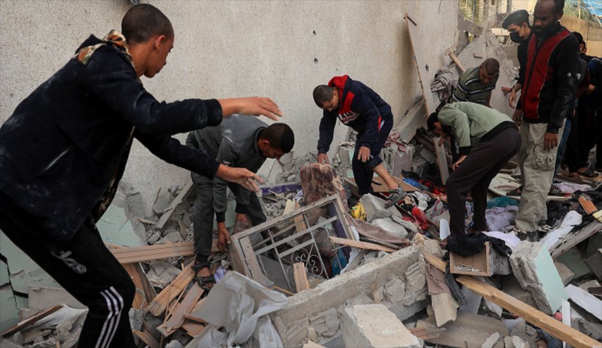 16 شهيدا بقصف الاحتلال لمدرسة ومنزل في خان يونس