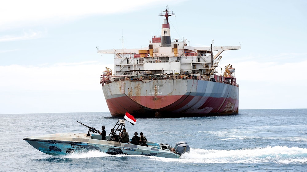 مسؤول أمريكي : إصابة سفينة ترفع علم ليبيريا في البحر الأحمر بمقذوف من اليمن