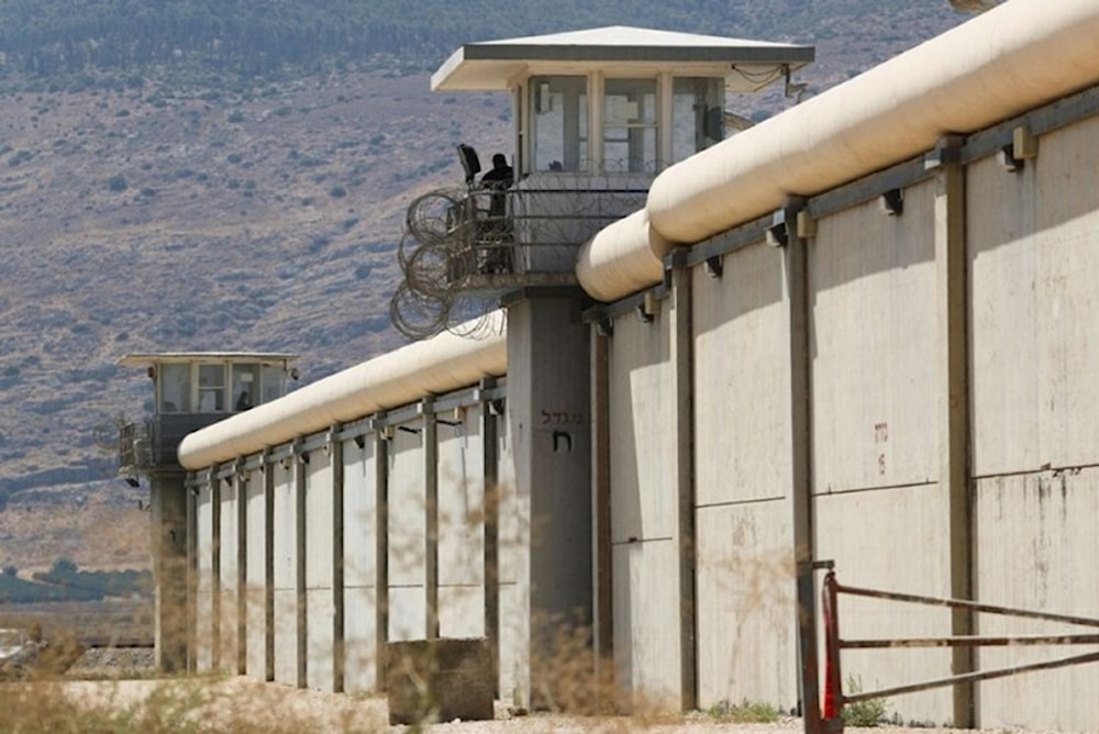 "جحيم لا يطاق".. الاحتلال يقطع الكهرباء والماء عن الأسرى في سجن "النقب"