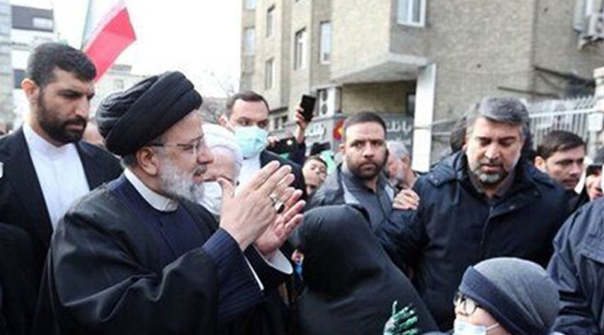 رئيسي يشارك في مراسم تشييع رفات الشهداء المجهولين في طهران