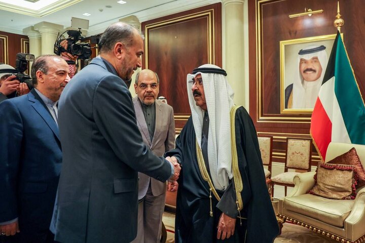 وزير الخارجية الايراني يلتقي امير الكويت الجديد