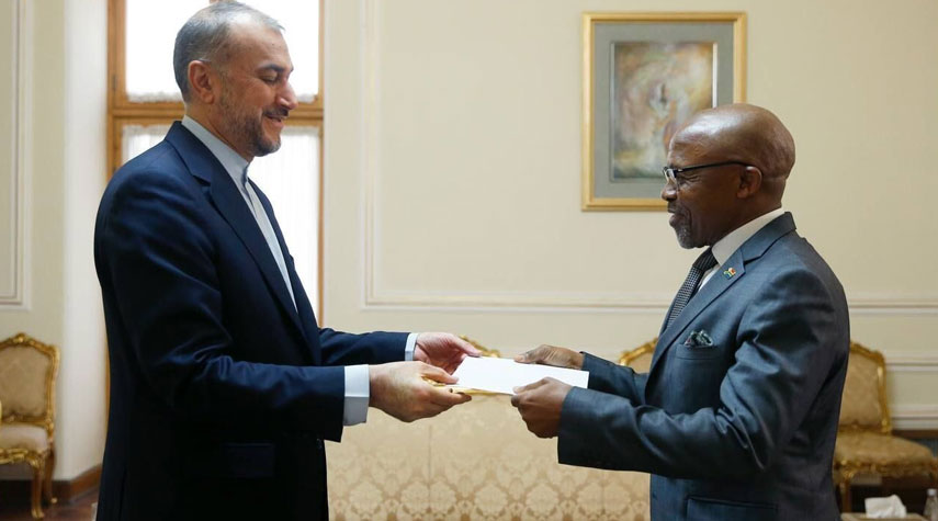 وزير الخارجية الإيراني يتسلم نسخة من أوراق اعتماد سفير جنوب أفريقيا