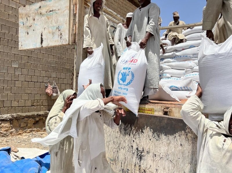 برنامج الأغذية العالمي علّق مساعدات 800 ألف شخص في السودان