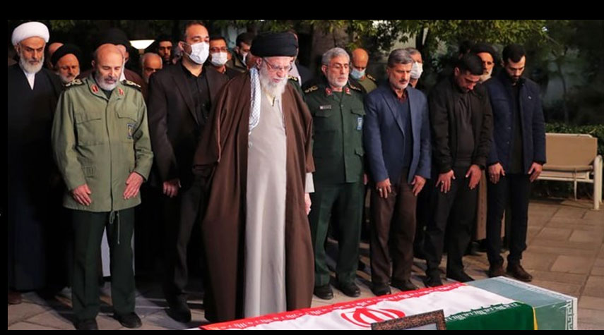 قائد الثورة الاسلامية يؤم الصلاة على جثمان الشهيد العميد رضي موسوي