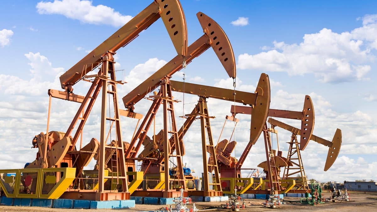 النفط ينهي 2023 مسجلا أكبر انخفاض سنوي والسبب..!