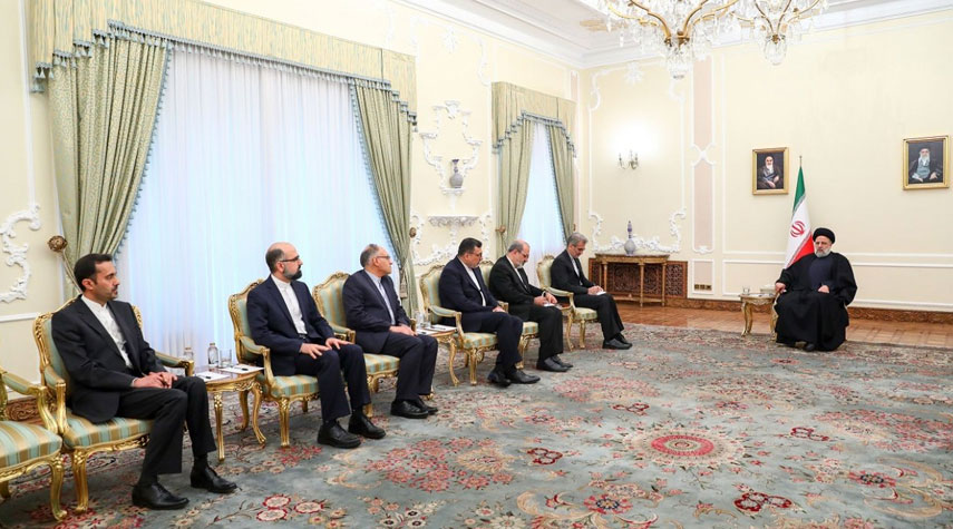 الرئيس الإيراني: مهمة السفراء الجدد هي تعزيز وتعميق العلاقات مع الدول الأخرى