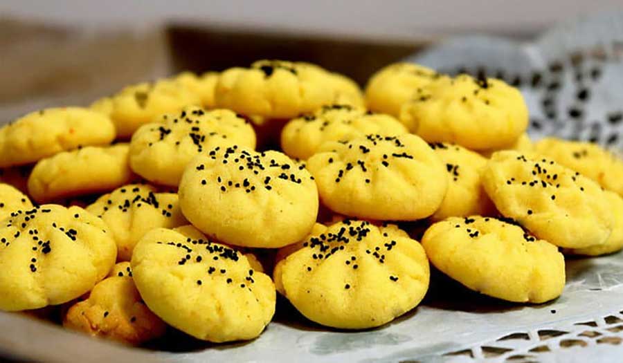 "نان برنجي".. حلوى متوارثة منذ 150 عاما