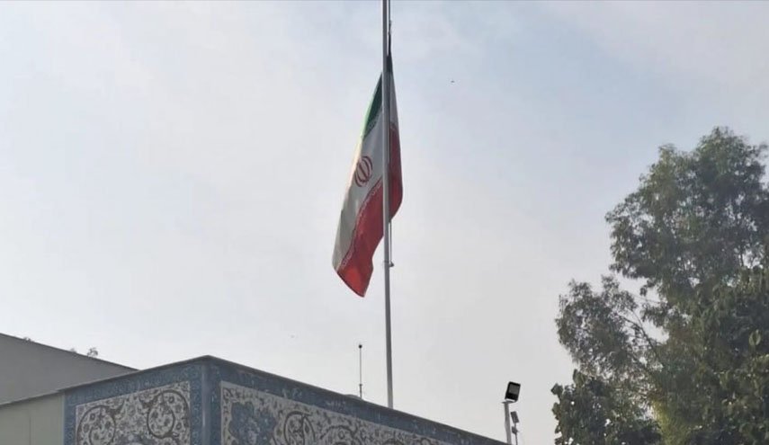 السفارات الايرانية.. تنكس العلم حدادا على ضحايا الجريمة الارهابية في كرمان 