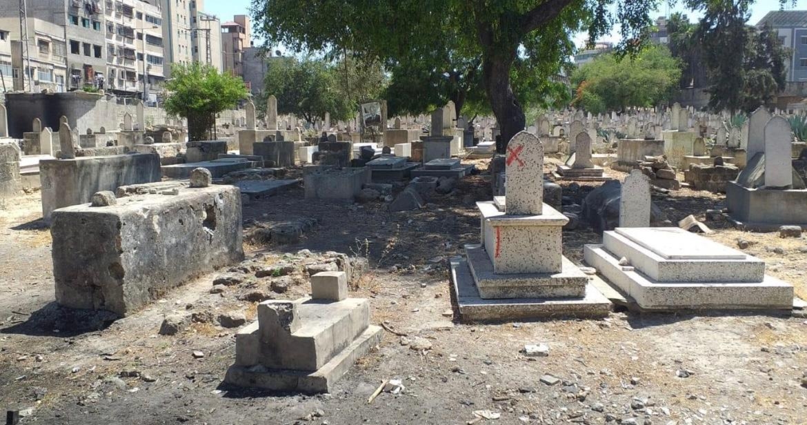 الاحتلال ينبش أكثر من 1000 قبر في مدينة غزة ويسرق 150 جثماناً