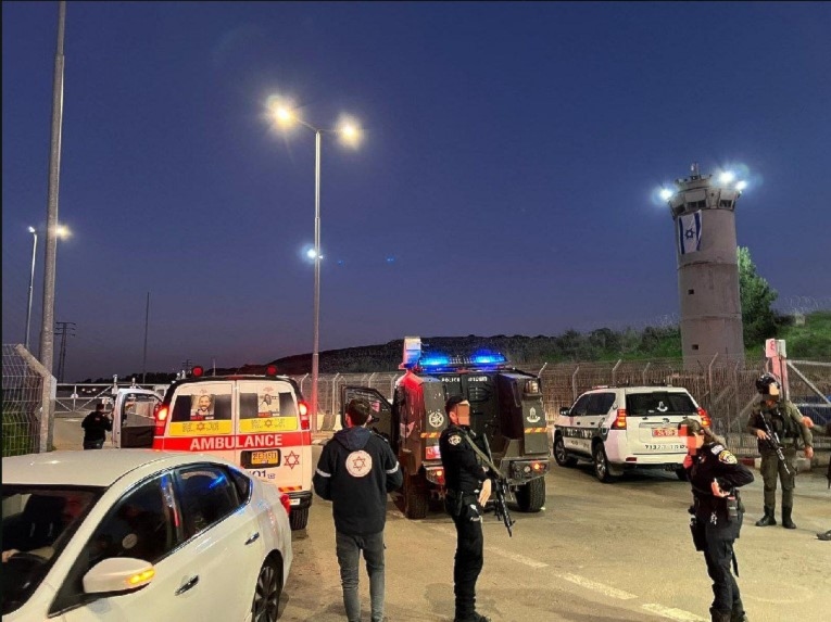 إصابتان بين جنود الاحتلال بعملية دهس في القدس واستشهاد المنفذ