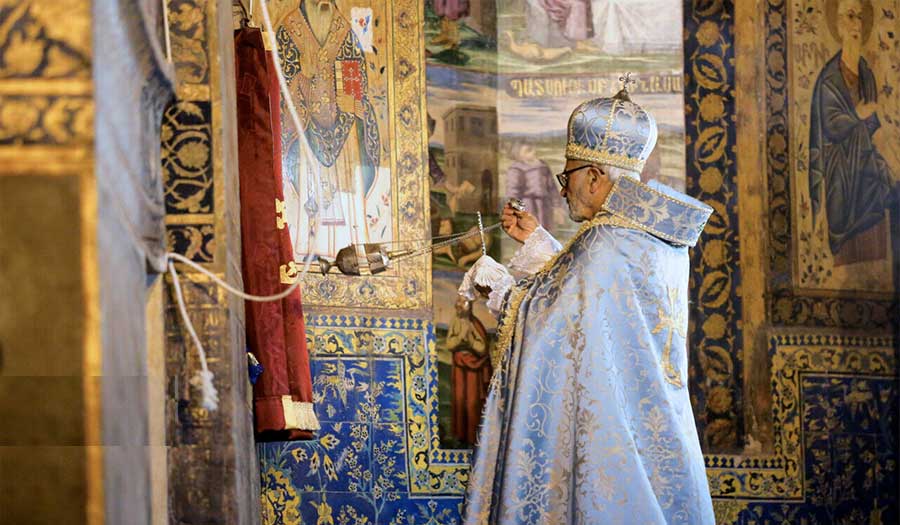 صور.. الأرثوذكس يحتفلون بعيد ميلاد النبي عيسى في أصفهان