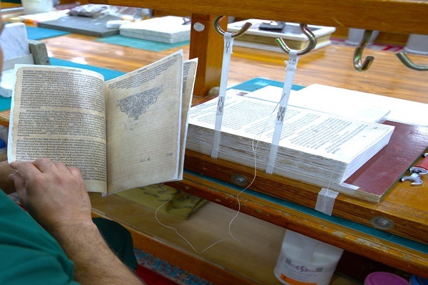ترميم كتاب الإنجيل المكتوب باللغة الألمانية في العراق