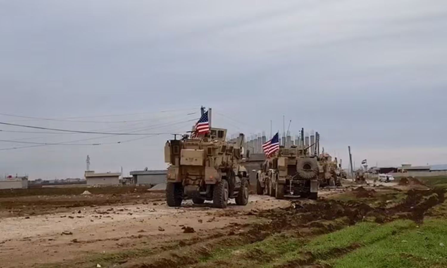 القوات الأمريكية تخلي قاعدة لها في القامشلي