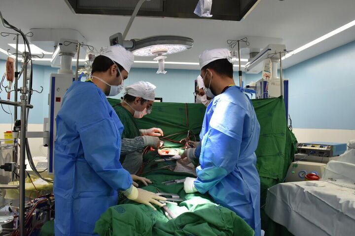 نجاح عملية جراحية للقلب بطريقة القلب النابض في مدينة إيرانية