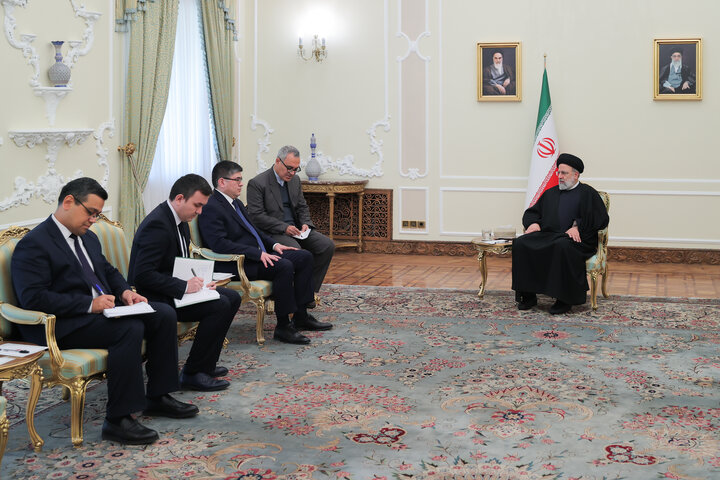 الرئيس الإيراني يتسلم أوراق اعتماد سفير أوزبكستان الجديد