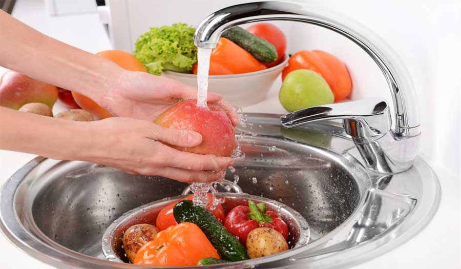 تعرف على أفضل طريقة لغسل الفواكه والخضروات؟