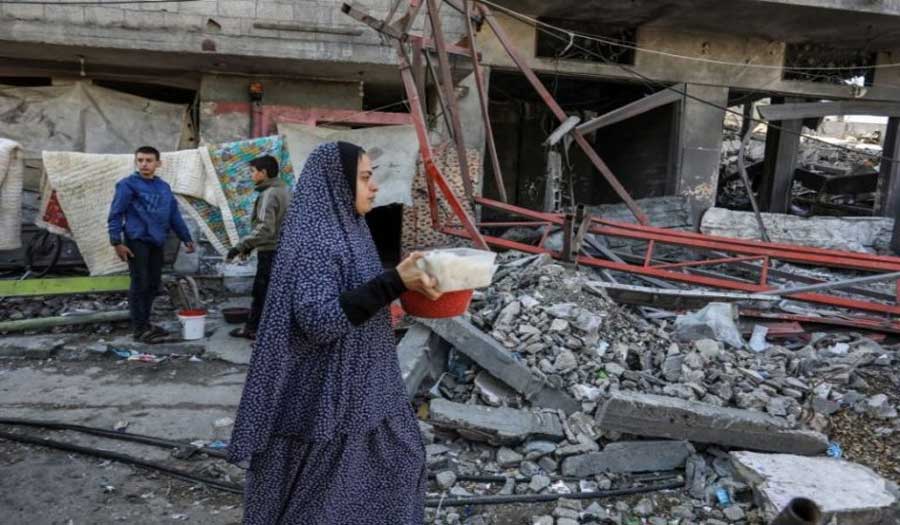 غزة.. متطوعون يوزعون وجبات ساخنة على النازحين لرفح (صور)