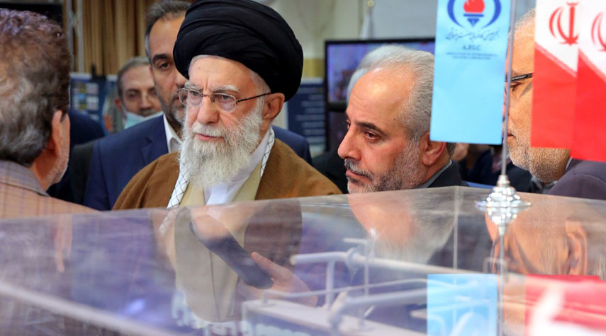 قائد الثورة يزور معرض القدرات الانتاجية الايرانية + صور