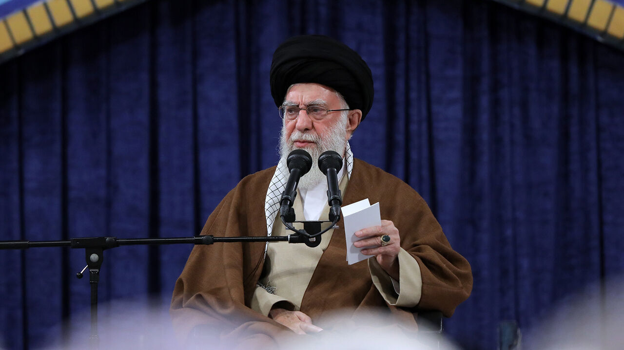 قائد الثورة يتفقد معرض القدرات الانتاجية الايرانية