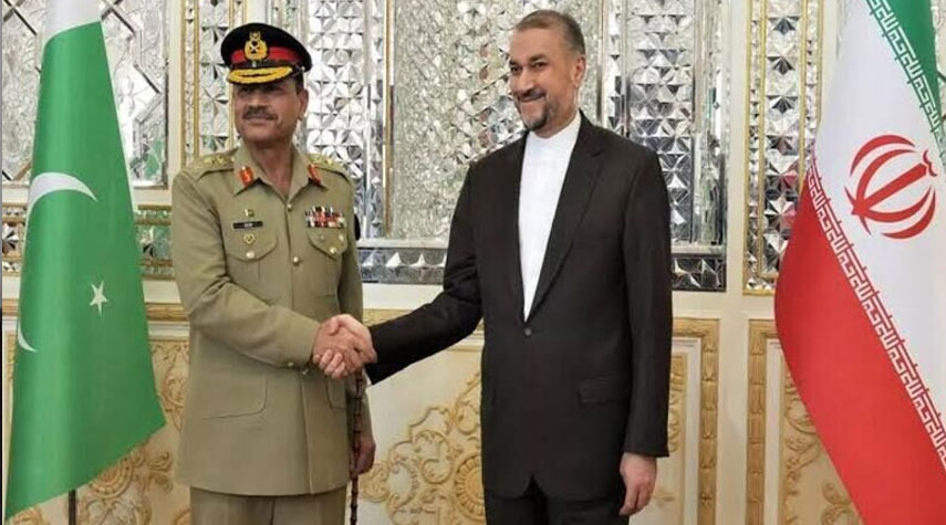 وزير الخارجية الإيراني وقائد الجيش الباكستاني يبحثان سبل تطوير التعاون الأمني