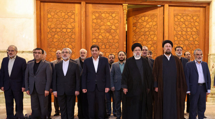 رئيس الجمهورية وأعضاء الحكومة يجددون العهد مع مبادئ الإمام الخميني الراحل
