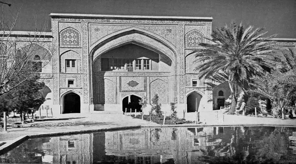 "خان شيراز" مدرسة علمية قديمة في إيران 