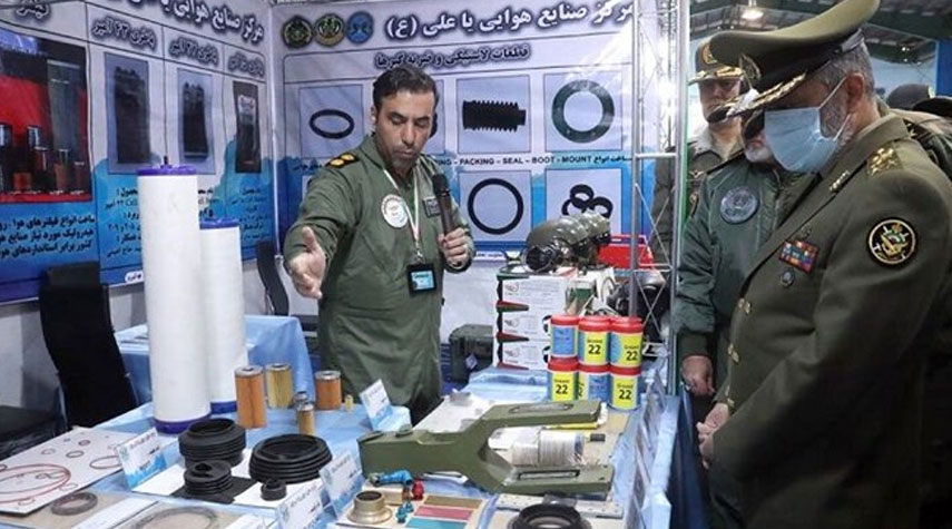قائد الجيش الإيراني يزور معرض أحدث إنجازات طيران الجيش